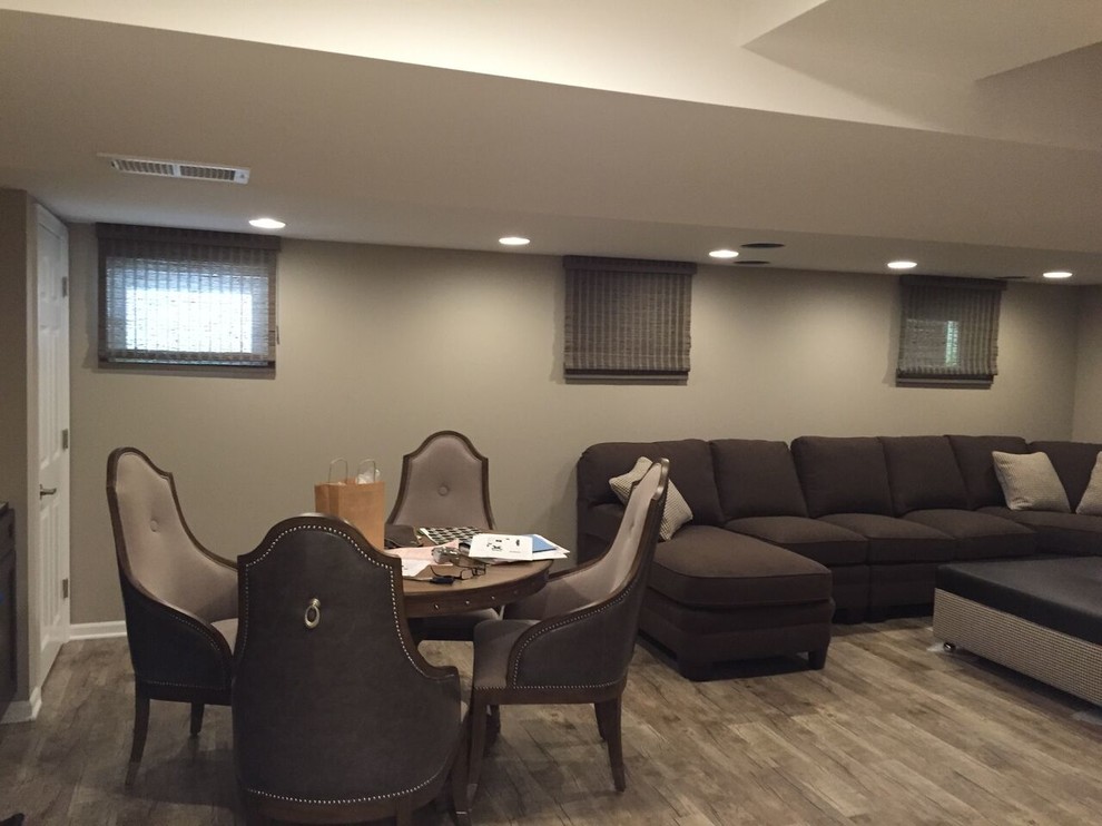 Idee per un soggiorno classico di medie dimensioni e chiuso con pareti grigie e parquet chiaro