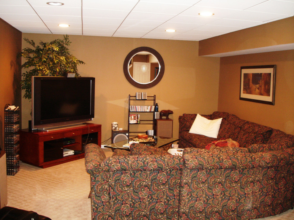 На фото: изолированная гостиная комната среднего размера в классическом стиле с разноцветными стенами, ковровым покрытием и телевизором в углу без камина с