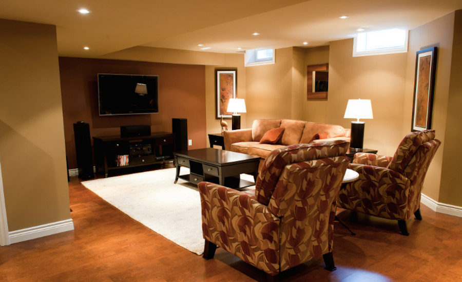 Modelo de sala de estar cerrada tradicional renovada de tamaño medio sin chimenea con paredes multicolor, suelo de madera en tonos medios y televisor colgado en la pared