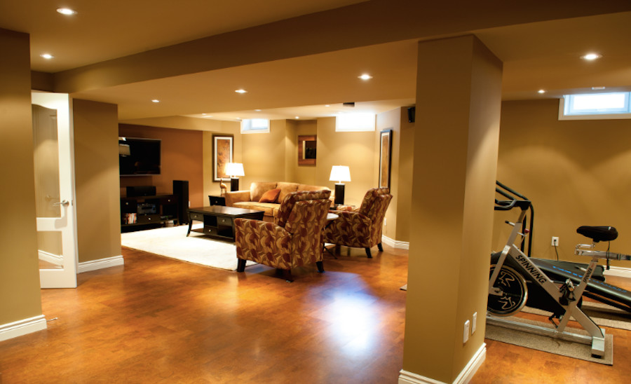 Mittelgroßes, Abgetrenntes Klassisches Wohnzimmer ohne Kamin mit bunten Wänden, braunem Holzboden und TV-Wand in Toronto
