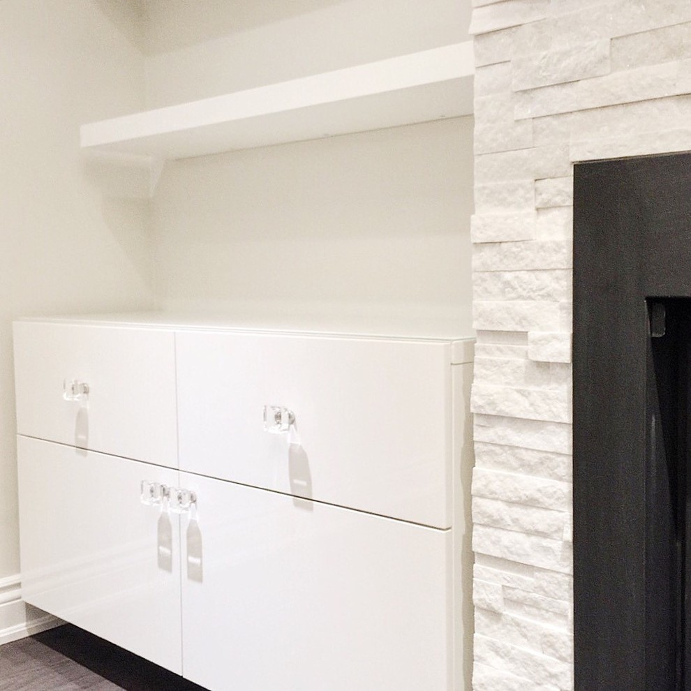 Источник вдохновения для домашнего уюта: открытая гостиная комната среднего размера в стиле неоклассика (современная классика) с белыми стенами, паркетным полом среднего тона, стандартным камином, фасадом камина из камня и телевизором на стене