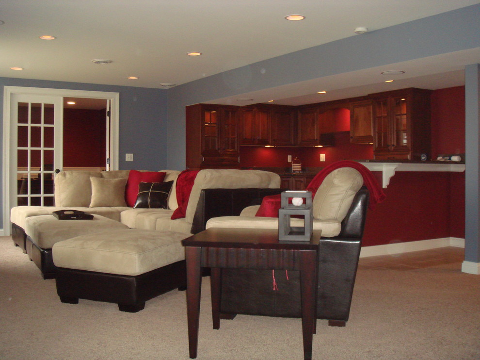 Mittelgroßes, Offenes Mediterranes Wohnzimmer mit blauer Wandfarbe, Teppichboden und grauem Boden in Chicago