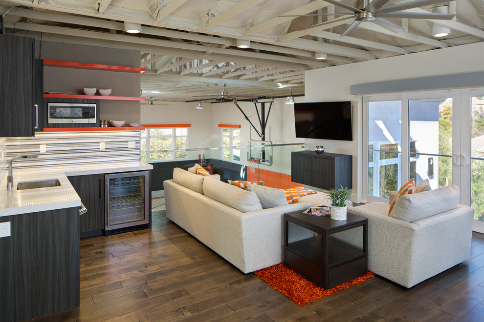 Großes Modernes Wohnzimmer im Loft-Stil mit Hausbar, weißer Wandfarbe, dunklem Holzboden und TV-Wand in San Diego