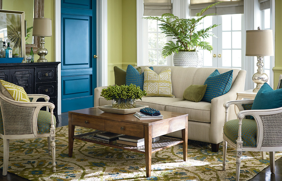Immagine di un soggiorno shabby-chic style di medie dimensioni e chiuso con pareti verdi e parquet scuro