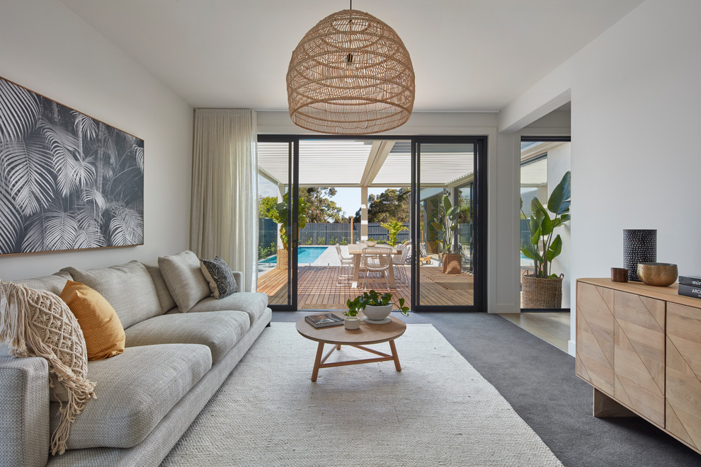 Diseño de sala de estar contemporánea con paredes blancas, moqueta y suelo gris