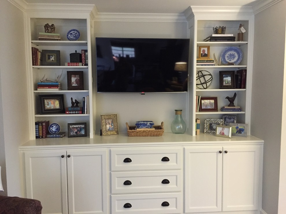 На фото: гостиная комната среднего размера в стиле неоклассика (современная классика) с бежевыми стенами и телевизором на стене