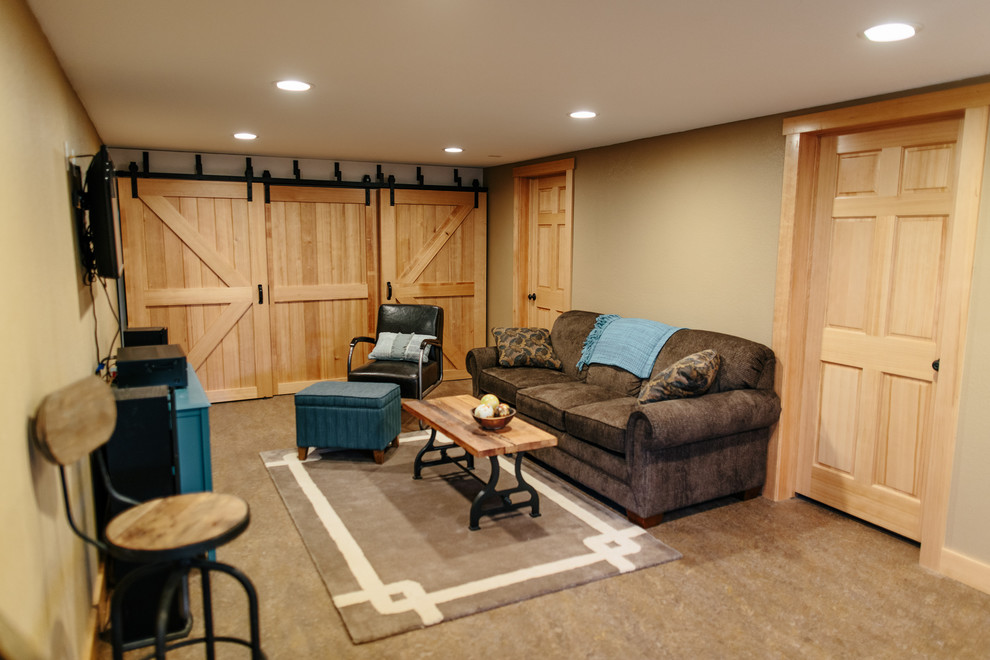 Свежая идея для дизайна: изолированная гостиная комната в стиле рустика с бежевыми стенами, ковровым покрытием, телевизором на стене и бежевым полом - отличное фото интерьера