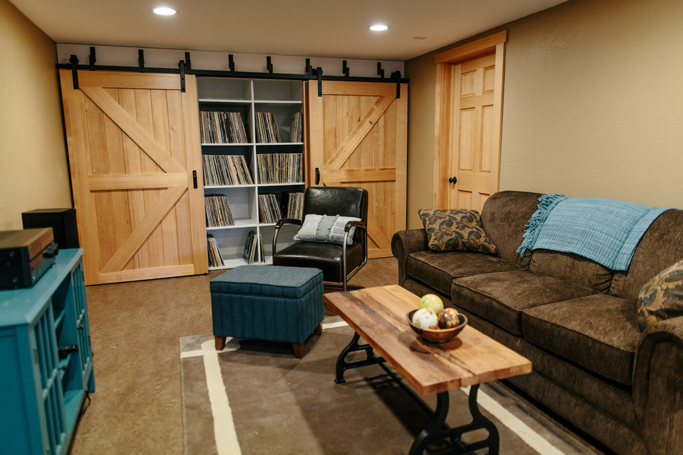 Idee per un soggiorno stile rurale chiuso con pareti beige, moquette, TV a parete e pavimento beige