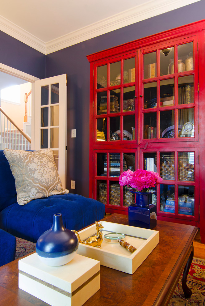 Ispirazione per un piccolo soggiorno classico chiuso con libreria, pareti blu, pavimento in legno massello medio e nessuna TV