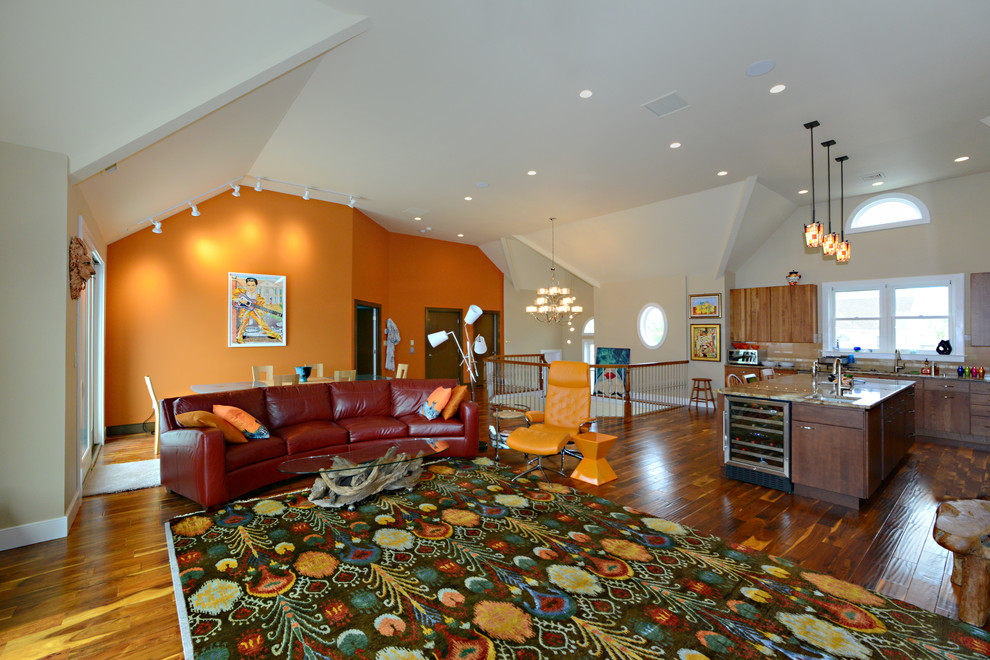 Стильный дизайн: открытая гостиная комната среднего размера в стиле фьюжн с бежевыми стенами, паркетным полом среднего тона, стандартным камином, телевизором на стене и коричневым полом - последний тренд