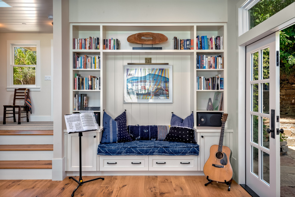 Imagen de sala de estar con rincón musical abierta marinera de tamaño medio con paredes beige, suelo de madera en tonos medios y suelo beige