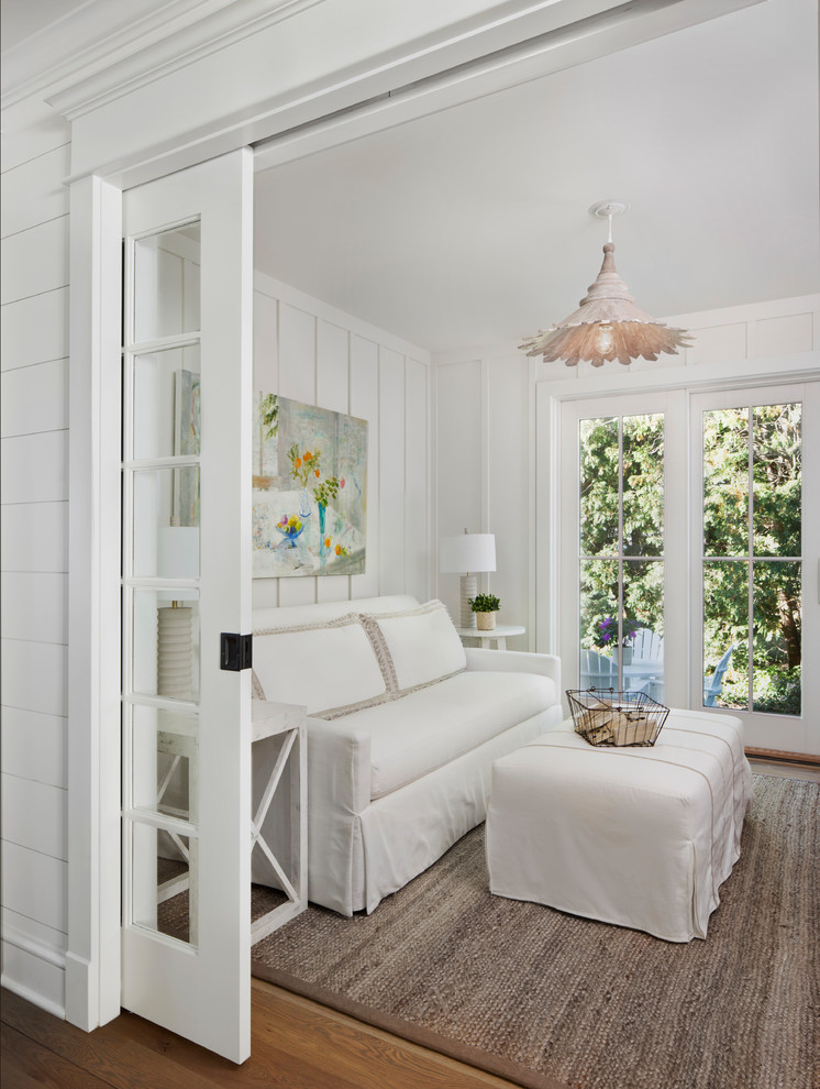 Modelo de sala de estar cerrada costera con paredes blancas, suelo de madera clara y suelo marrón
