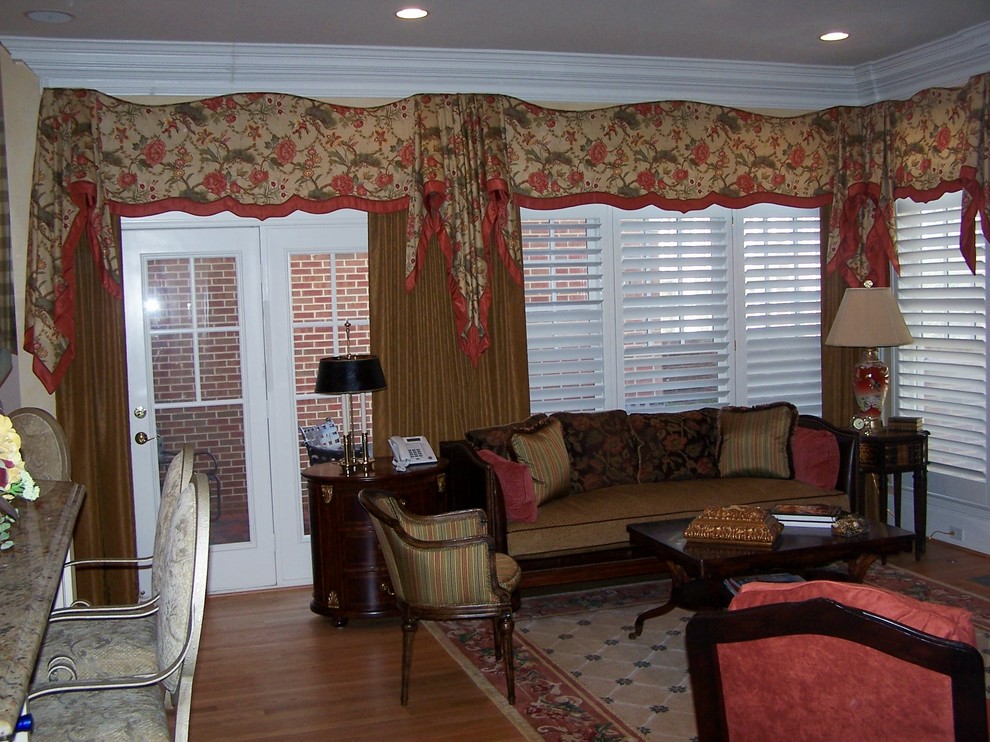Esempio di un soggiorno chic aperto con pareti beige, pavimento in legno massello medio e pavimento marrone