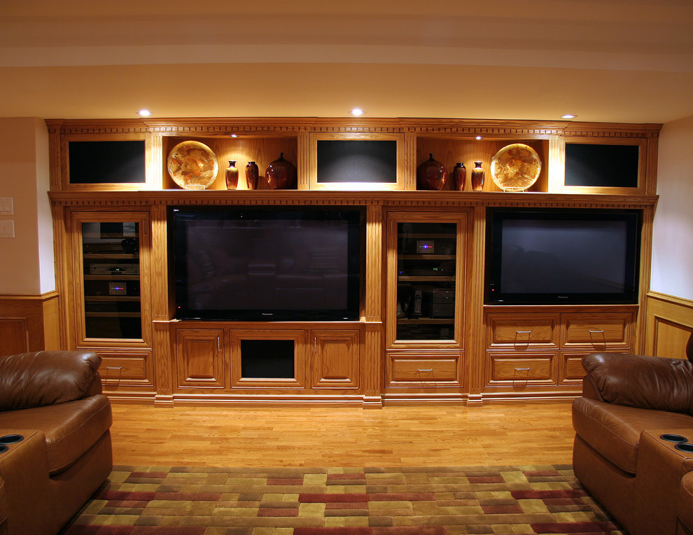Diseño de sala de estar clásica con paredes beige, pared multimedia y alfombra