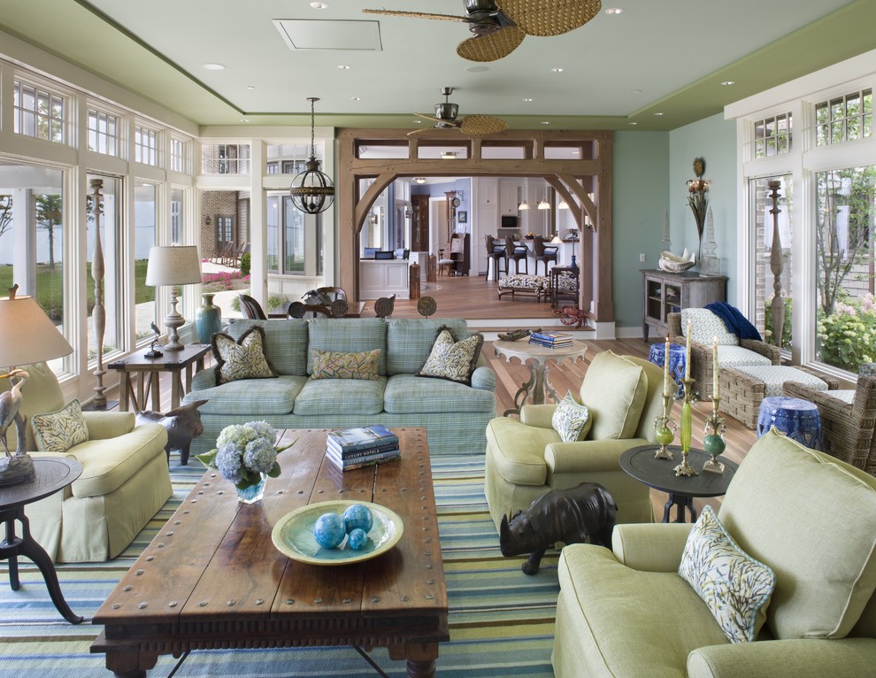 Imagen de sala de estar tradicional grande sin chimenea con suelo de madera en tonos medios y paredes multicolor