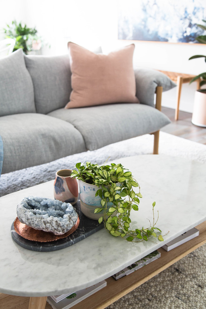 Offenes Skandinavisches Wohnzimmer mit weißer Wandfarbe, braunem Holzboden und braunem Boden in Melbourne