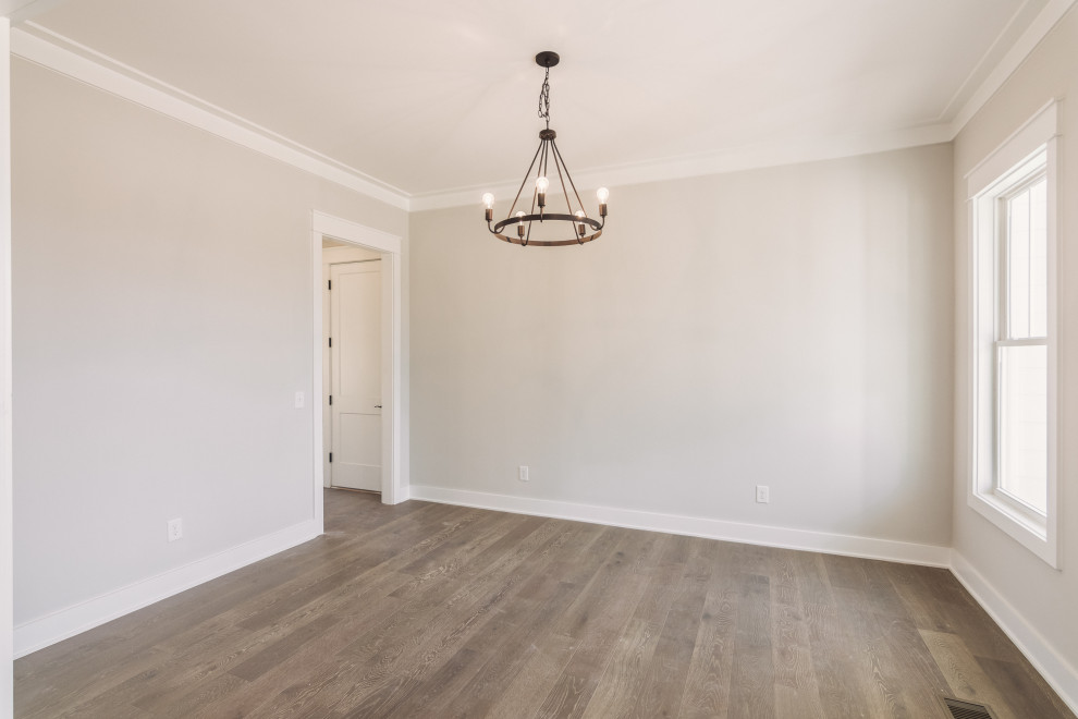 Идея дизайна: гостиная комната среднего размера в стиле неоклассика (современная классика) с серыми стенами, паркетным полом среднего тона и коричневым полом без камина