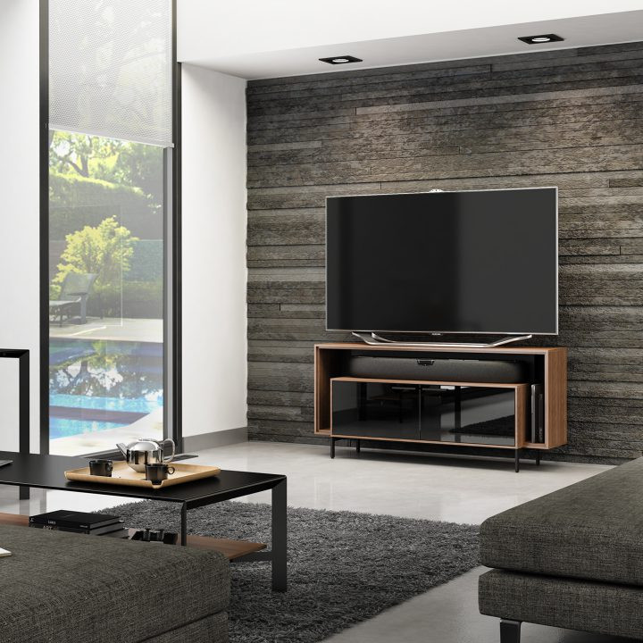 Modelo de sala de estar moderna de tamaño medio con paredes grises y televisor independiente