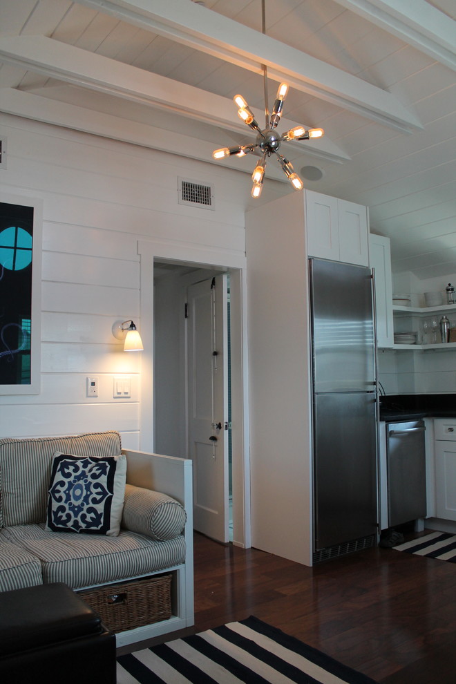 Ispirazione per un piccolo soggiorno stile marino stile loft con pareti bianche e parquet scuro