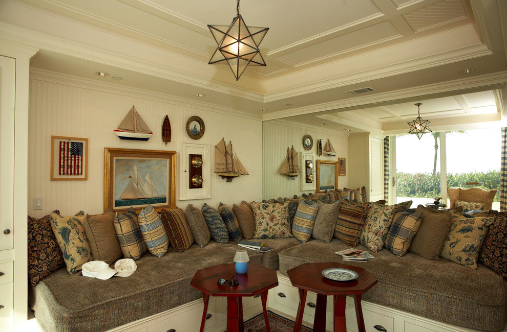 Ejemplo de sala de estar abierta marinera de tamaño medio con paredes blancas, suelo de travertino y suelo beige
