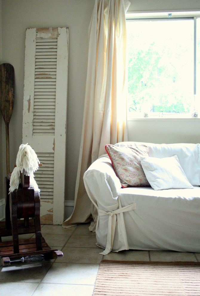 Exemple d'une salle de séjour romantique avec un mur beige.
