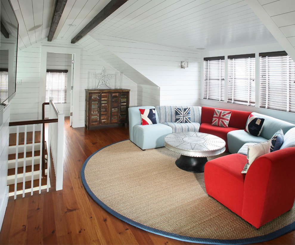 На фото: гостиная комната в морском стиле с белыми стенами и ковром на полу с