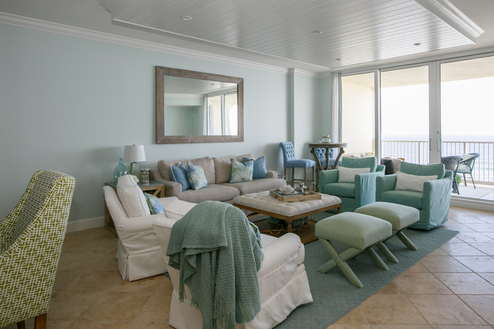 Ispirazione per un soggiorno stile marino di medie dimensioni e aperto con pareti blu, pavimento con piastrelle in ceramica, pavimento beige e parete attrezzata