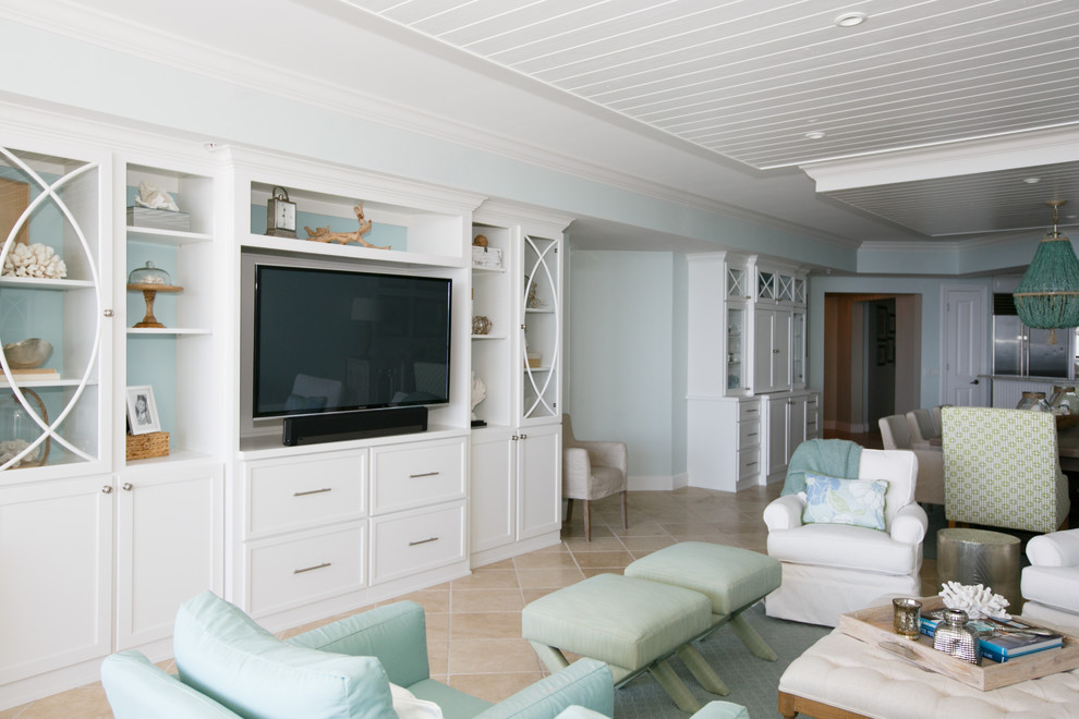 Пример оригинального дизайна: открытая гостиная комната среднего размера в морском стиле с синими стенами, полом из керамической плитки, мультимедийным центром и бежевым полом