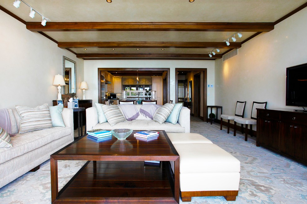 Foto di un soggiorno stile marinaro di medie dimensioni e aperto con pareti beige, moquette e TV autoportante