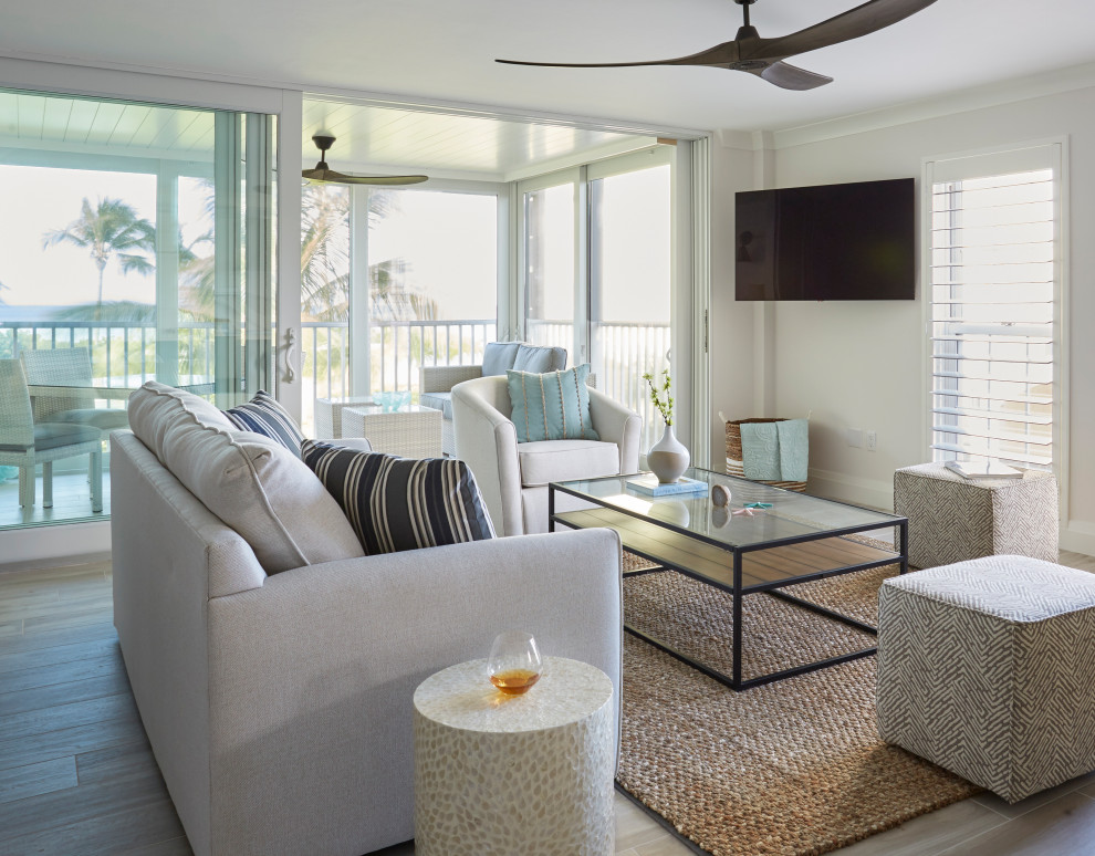 Offenes, Mittelgroßes Maritimes Wohnzimmer mit Porzellan-Bodenfliesen, TV-Wand, grauem Boden und Holzdielendecke