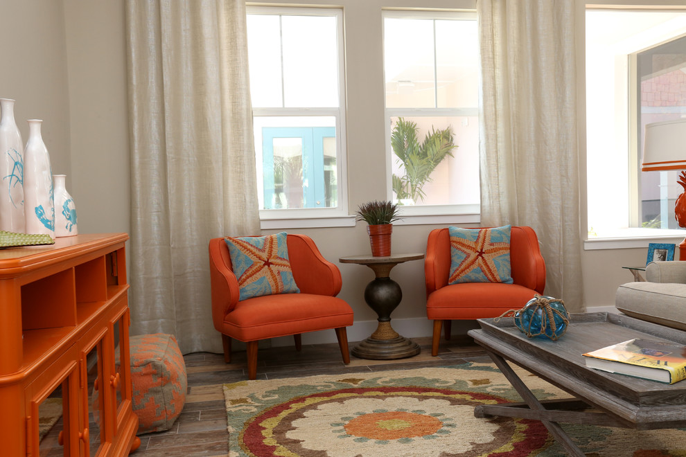 Mittelgroßes, Offenes Maritimes Wohnzimmer mit beiger Wandfarbe und Porzellan-Bodenfliesen in Jacksonville