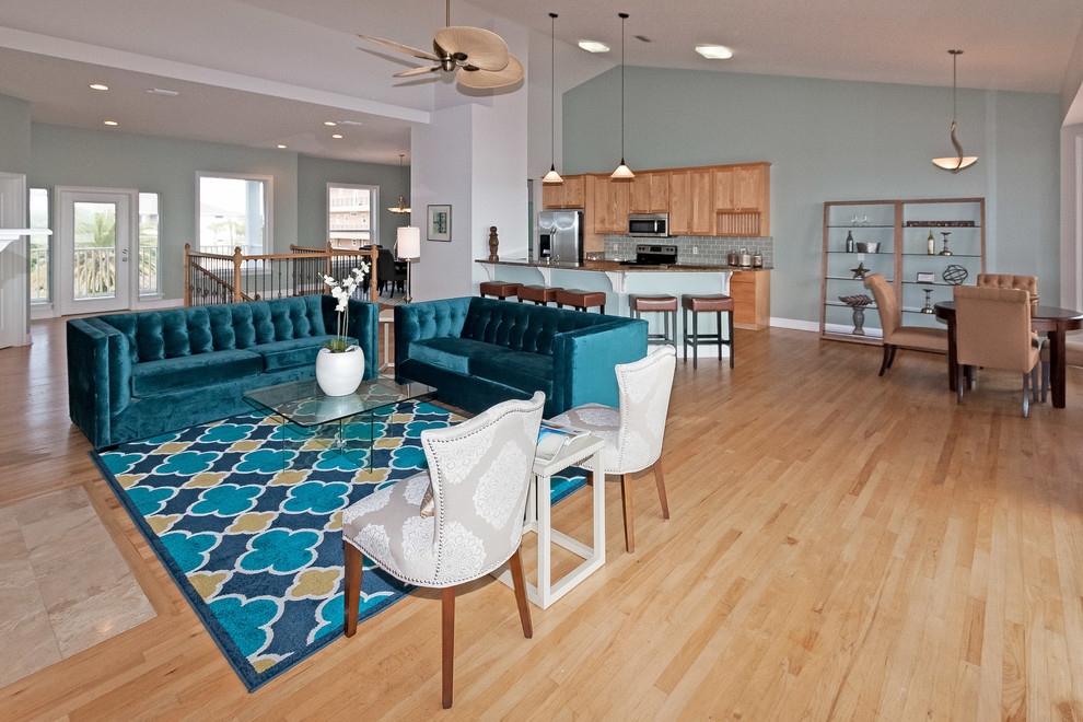 Großes, Offenes Maritimes Wohnzimmer mit blauer Wandfarbe und hellem Holzboden in Jacksonville