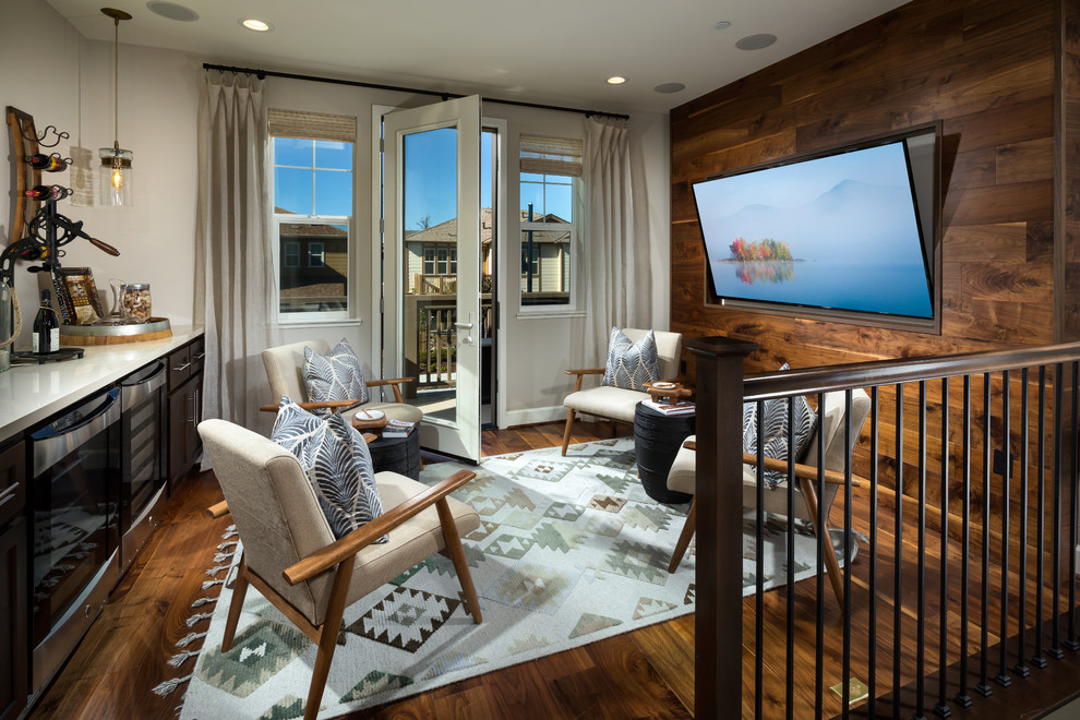 Foto de sala de estar con barra de bar tipo loft clásica renovada sin chimenea con suelo de madera oscura y pared multimedia