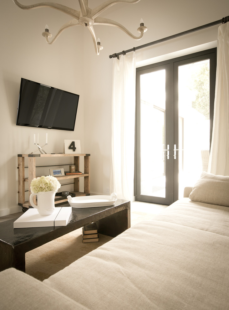 Источник вдохновения для домашнего уюта: большая открытая гостиная комната в современном стиле с белыми стенами и телевизором на стене