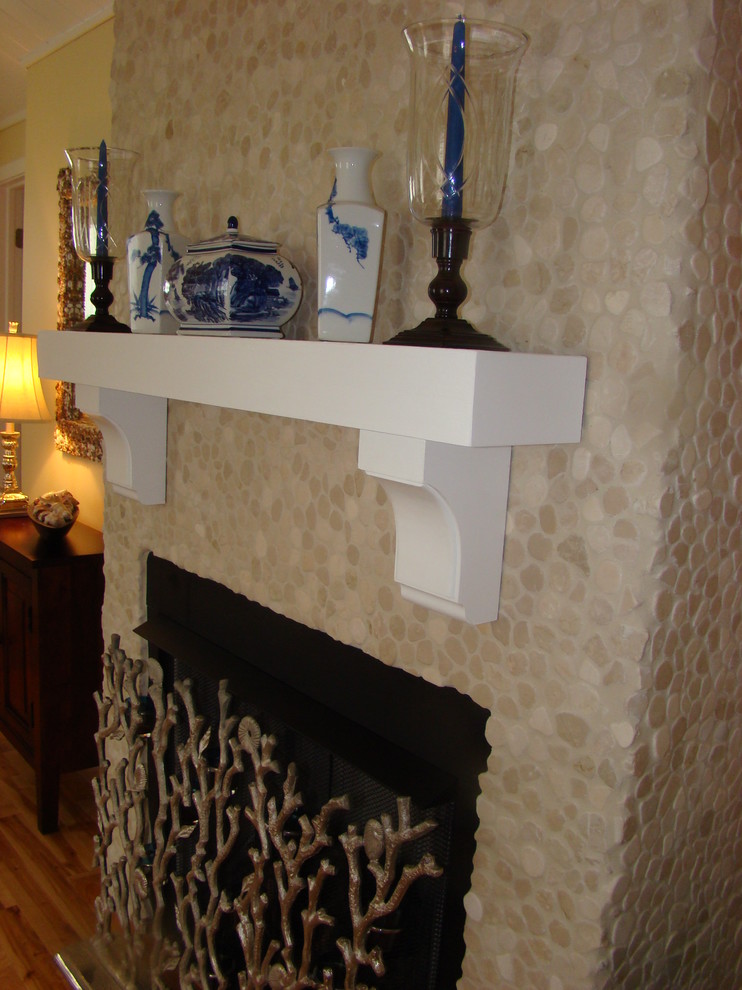 Modelo de sala de estar costera con marco de chimenea de piedra