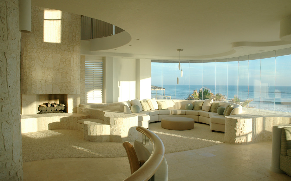 На фото: открытая гостиная комната среднего размера в морском стиле с белыми стенами, ковровым покрытием, стандартным камином и фасадом камина из камня с