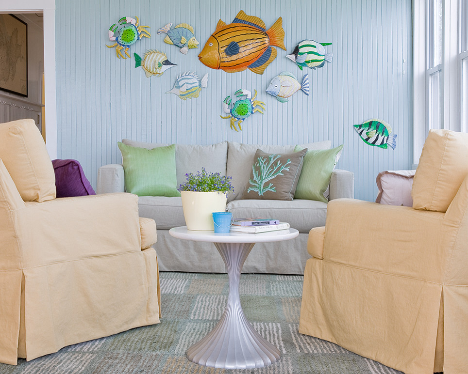 Imagen de sala de estar abierta costera pequeña con paredes azules y moqueta