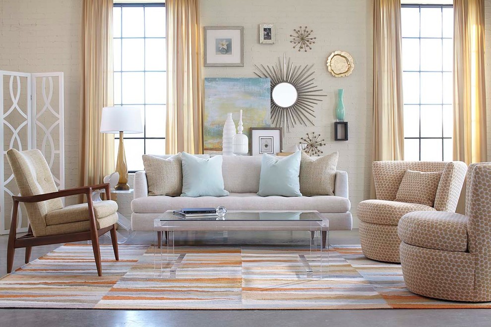 Imagen de sala de estar abierta marinera de tamaño medio con paredes azules, suelo de cemento y televisor retractable