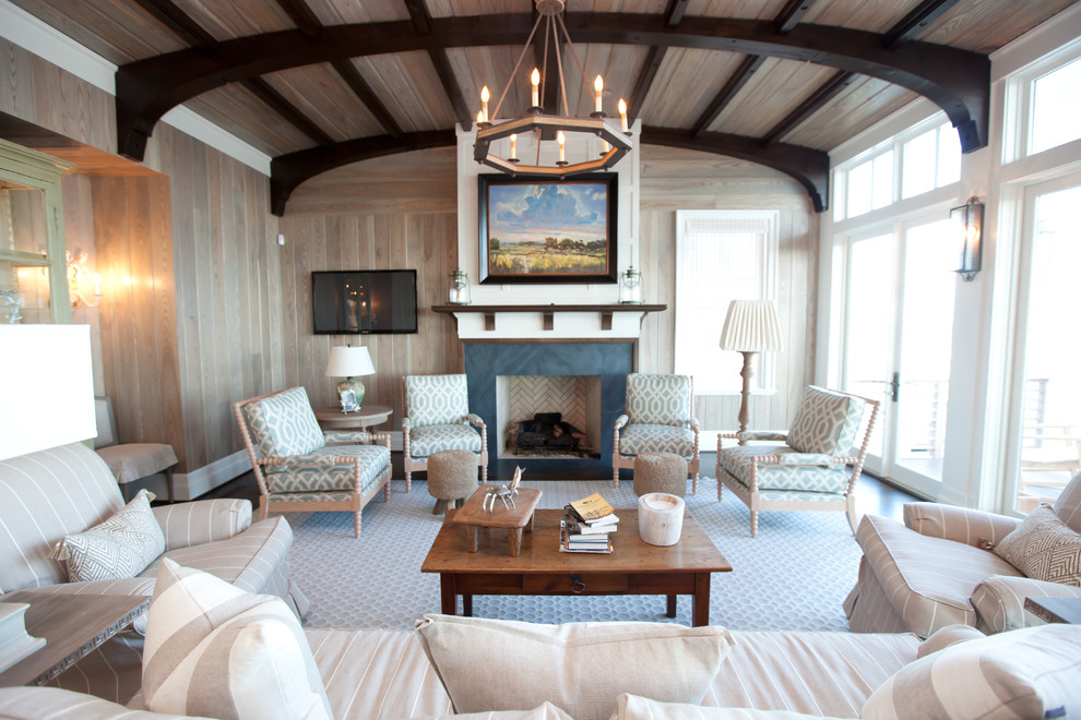 Источник вдохновения для домашнего уюта: гостиная комната в морском стиле с стандартным камином и ковром на полу