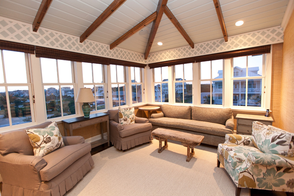 Immagine di un soggiorno stile marinaro chiuso con pareti beige