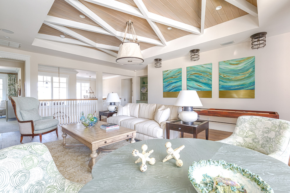 Ispirazione per un soggiorno stile marino aperto con sala giochi, pareti bianche, pavimento in legno massello medio e pavimento marrone