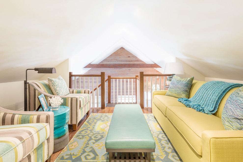 Cette photo montre une salle de séjour bord de mer avec un mur blanc et un sol en bois brun.