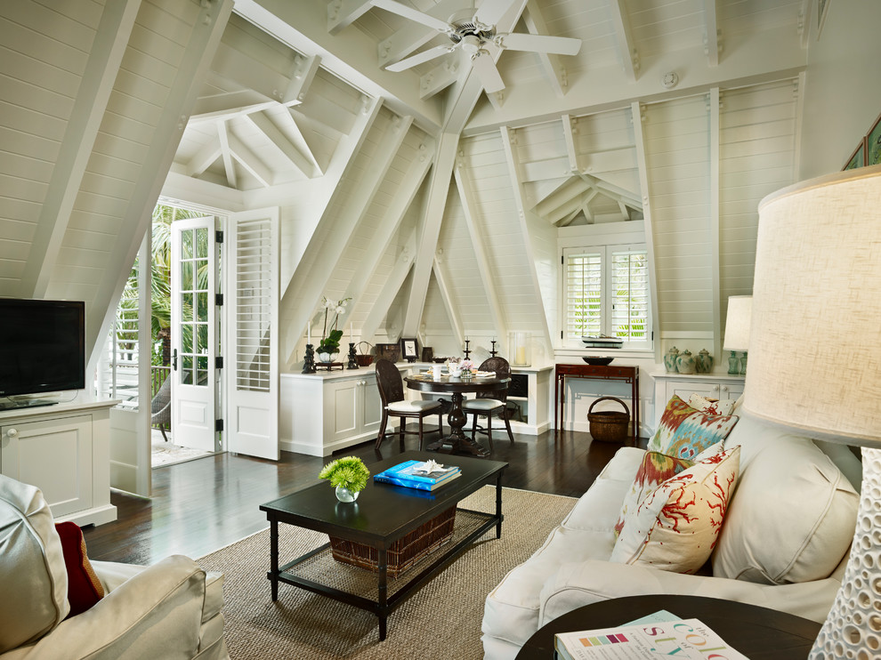 Источник вдохновения для домашнего уюта: гостиная комната в морском стиле с белыми стенами, темным паркетным полом, коричневым полом и ковром на полу