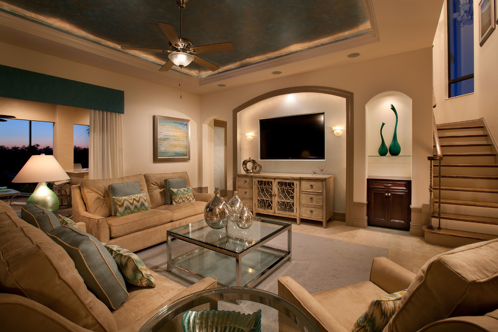 Abgetrenntes Maritimes Wohnzimmer mit beiger Wandfarbe, Teppichboden und TV-Wand in Miami