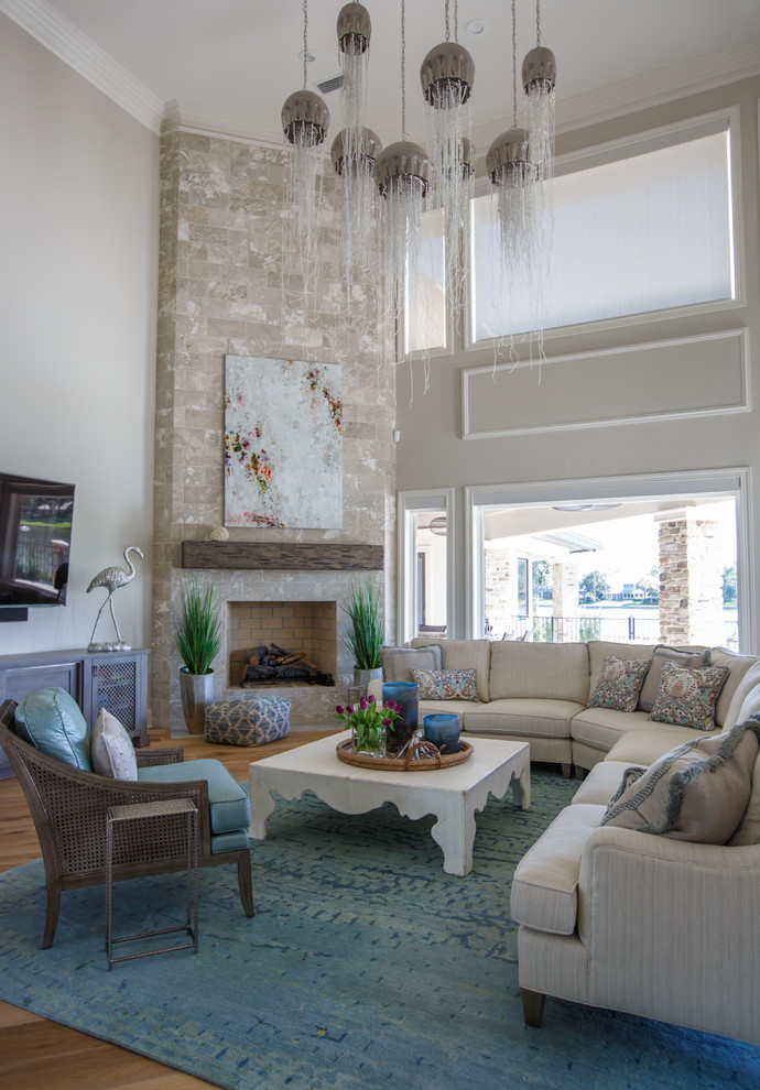 Пример оригинального дизайна: гостиная комната в морском стиле с бежевыми стенами, паркетным полом среднего тона, угловым камином, фасадом камина из кирпича, телевизором на стене и коричневым полом