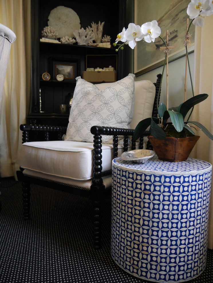 Esempio di un piccolo soggiorno stile marinaro chiuso con pareti blu e moquette