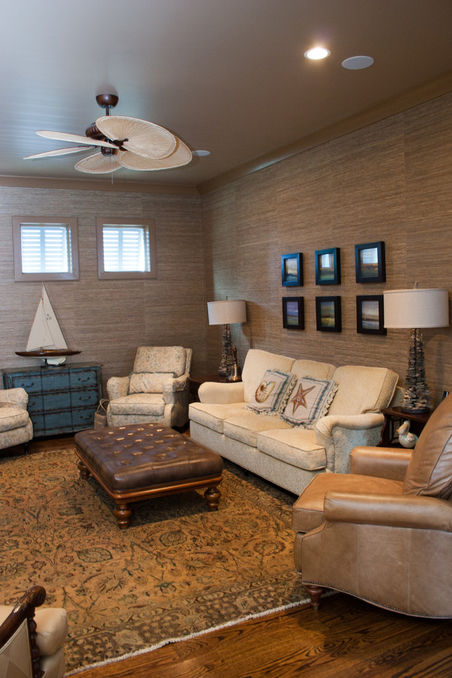 На фото: большая изолированная гостиная комната в классическом стиле с коричневыми стенами и паркетным полом среднего тона