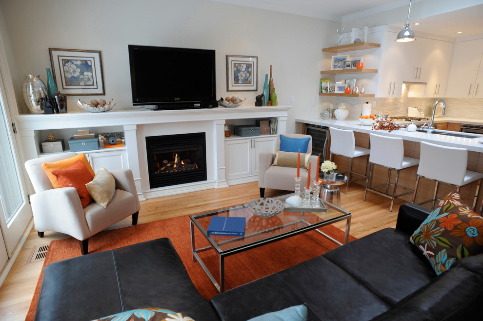 Offenes, Mittelgroßes Maritimes Wohnzimmer mit braunem Holzboden, Kamin, freistehendem TV, weißer Wandfarbe und beigem Boden in Toronto