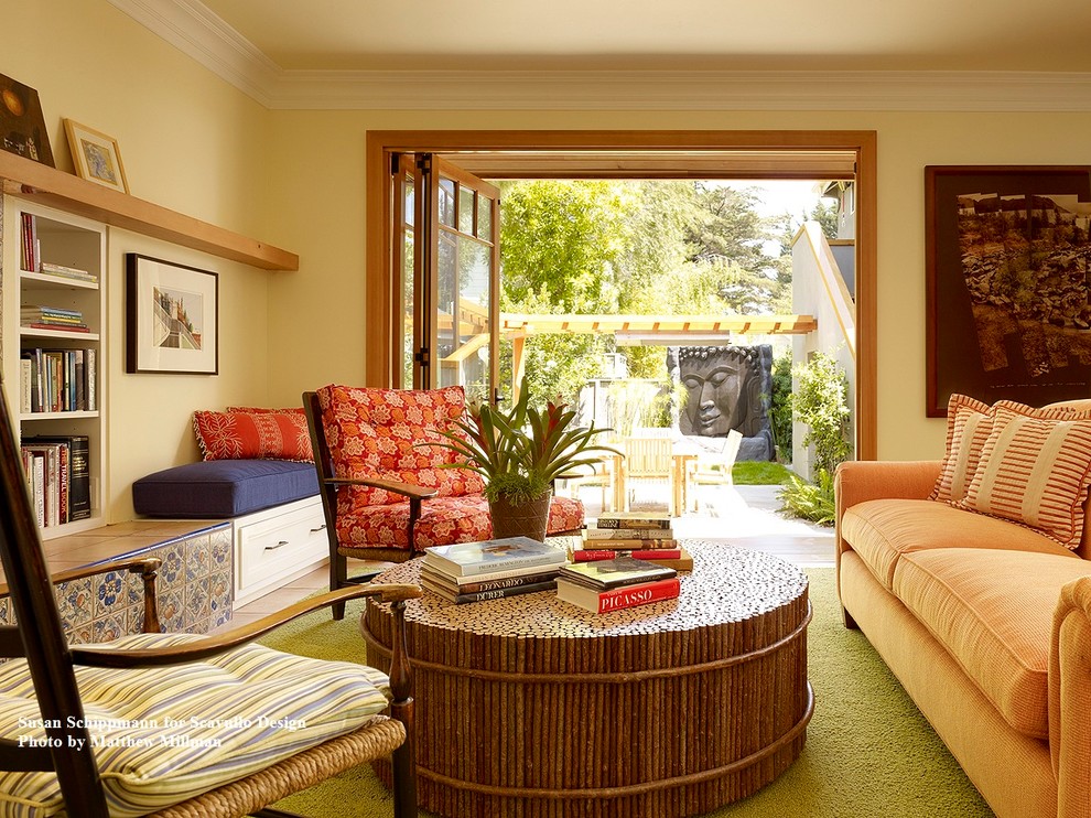 Inspiration pour une salle de séjour traditionnelle de taille moyenne avec un mur jaune, parquet clair, une cheminée standard et un manteau de cheminée en carrelage.