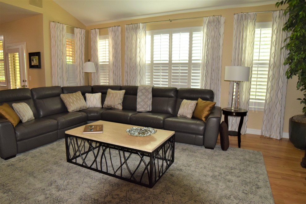 Ispirazione per un ampio soggiorno contemporaneo aperto con pareti beige, pavimento in legno massello medio, TV nascosta e pavimento grigio